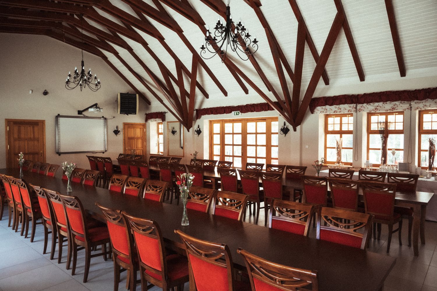 Sala weselna w drewnianej stodole